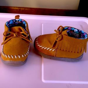Carters infant/toddler mocc/walking shoe